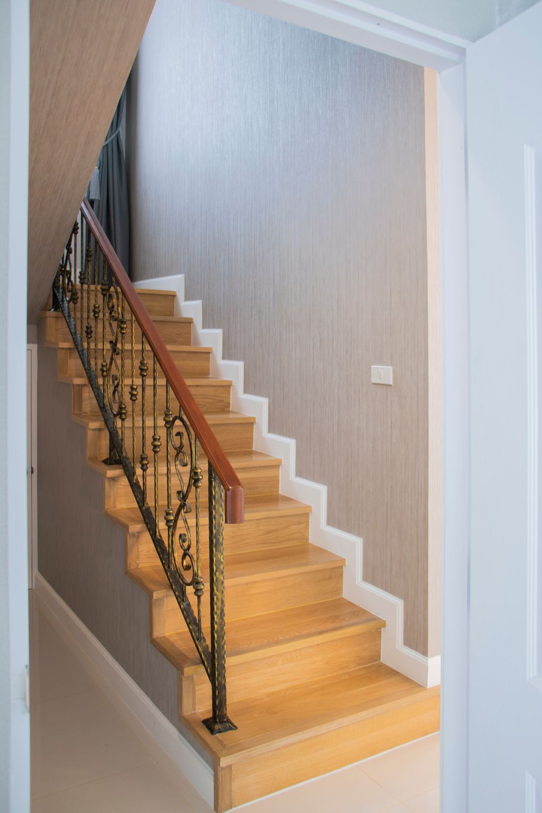 Dřevěné schodiště po renovaci